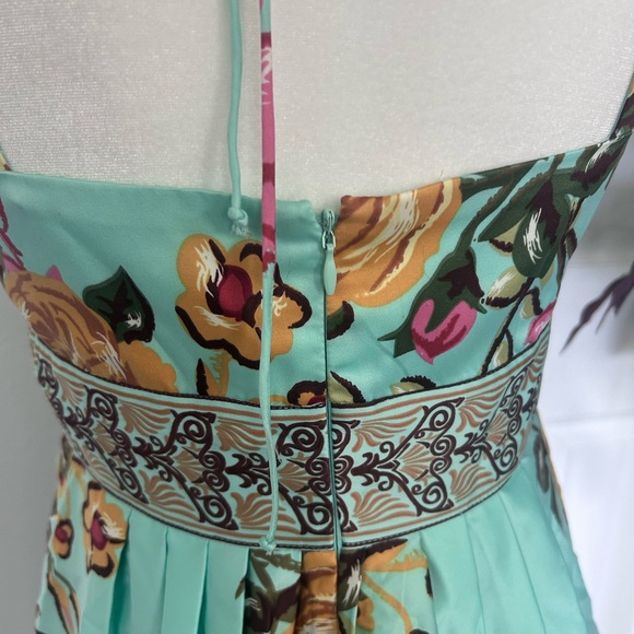 FOREVER21 Floral Peplum Blouse size Medium
#106 - Picture 6 of 13